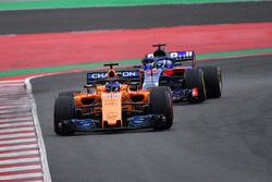 Fernando Alonso, McLaren MCL33 y Pierre Gasly, Scuderia Toro Rosso STR13