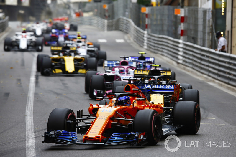Fernando Alonso, McLaren MCL33, Carlos Sainz Jr., Renault Sport F1 Team R.S. 18, Sergio Perez, Force India VJM11