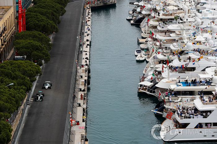 Nico Rosberg lidera a su padre, Keke Rosberg, mientras vuelven al circuito en sus respectivos autos ganadores del Campeonato