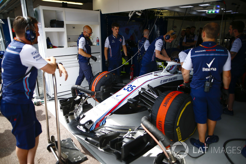 Engineers with the car of Sergey Sirotkin, Williams FW41