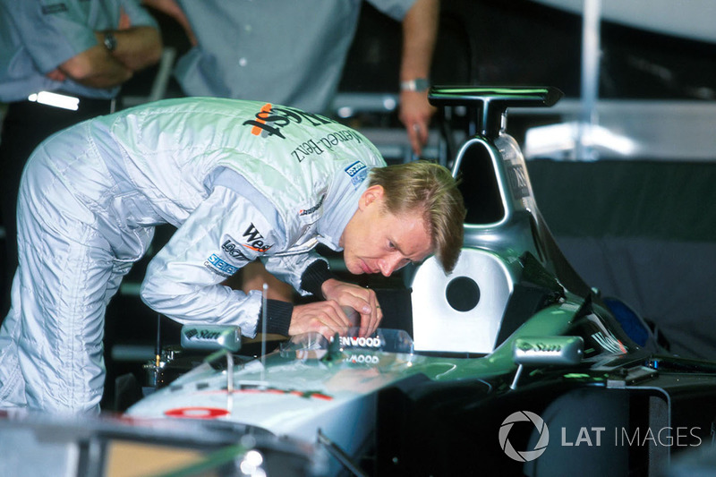 Yarış galibi Mika Hakkinen,McLaren kokpitini kontrol ediyor