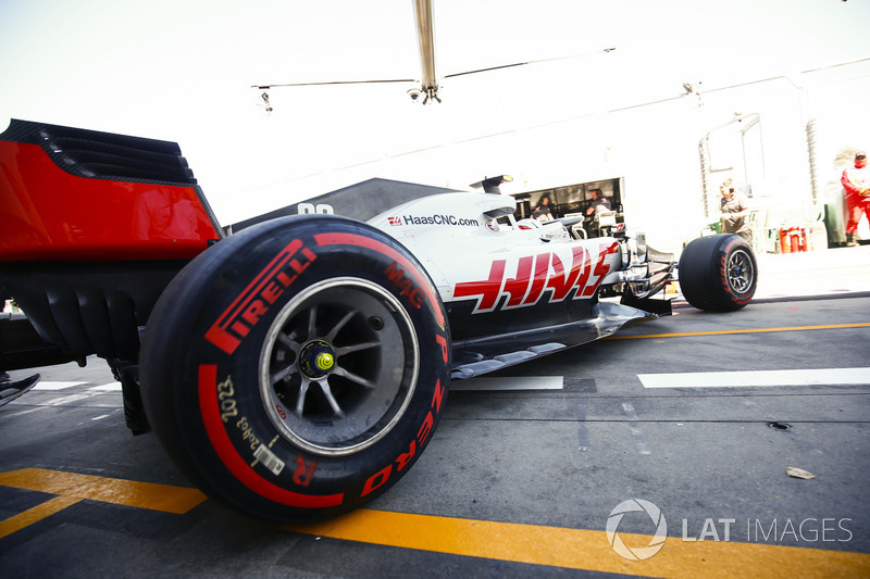 Kevin Magnussen, Haas F1 Team VF-18 Ferrari, quitte le garage