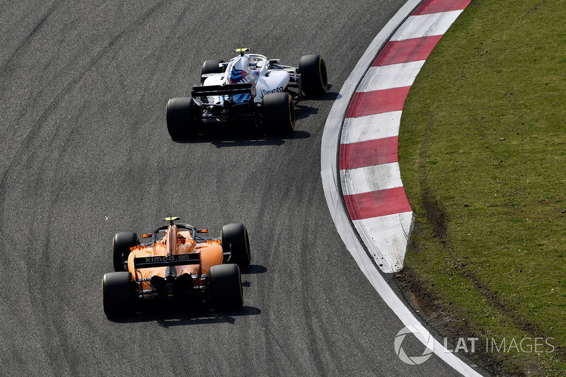 Sergey Sirotkin, Williams FW41 y Stoffel Vandoorne, McLaren MCL33