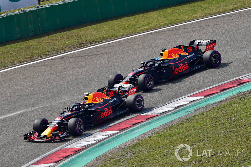 Max Verstappen, Red Bull Racing RB14 precede Daniel Ricciardo, Red Bull Racing RB14