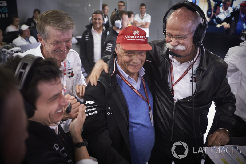Toto Wolff, Executive Director (Business), Mercedes AMG, Niki Lauda, Non-Executive Chairman, Mercedes AMG, Dr Dieter Zetsche, CEO, Mercedes Benz, and others celebrate after their drivers secure the front row