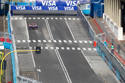 Il pilota Giancarlo Fisichella, in una monoposto di Formula E