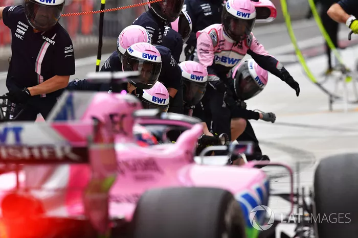 Sergio Perez, Force India VJM11 pit stop