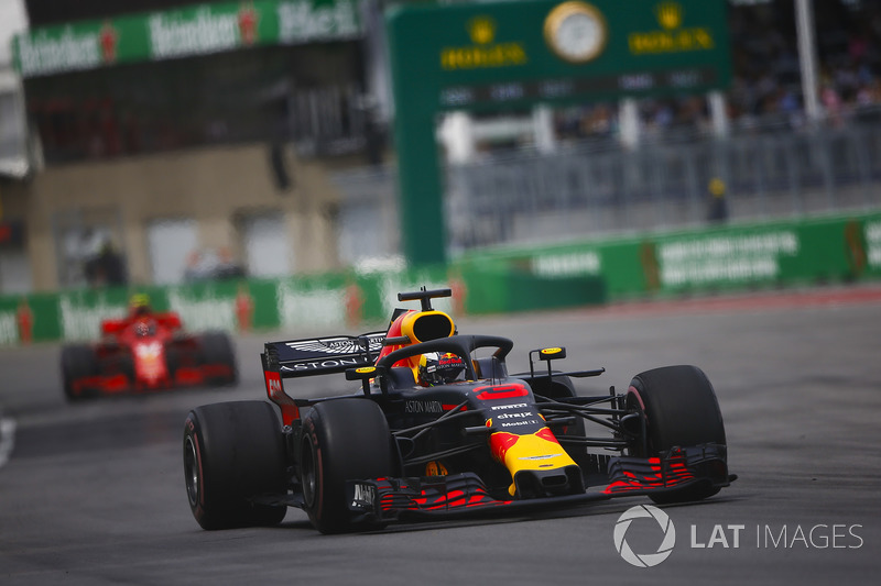 Daniel Ricciardo, Red Bull Racing RB14, leads Kimi Raikkonen, Ferrari SF71H