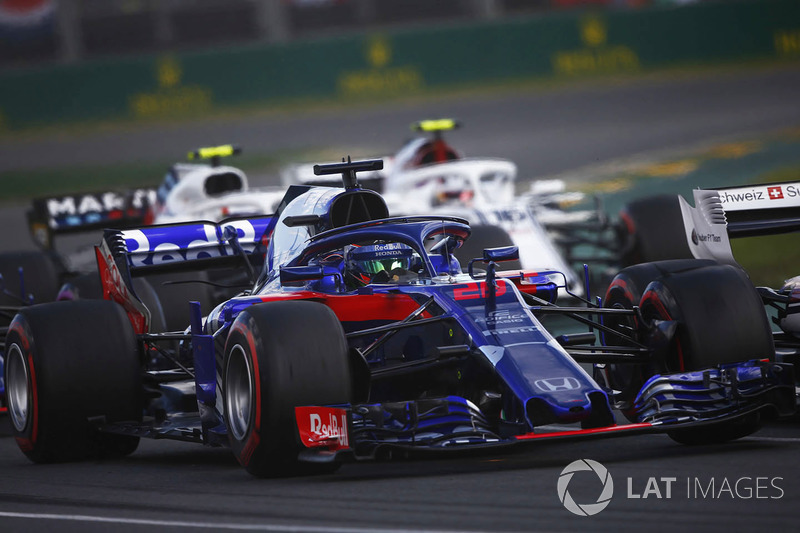 Brendon Hartley, Toro Rosso STR13 Honda, leads Charles Leclerc, Sauber C37 Ferrari, and Sergey Sirotkin, Williams FW41 Mercedes, at the start