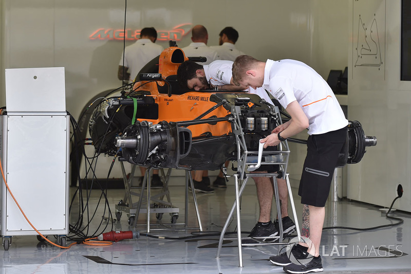 McLaren MCL33 dans le garage