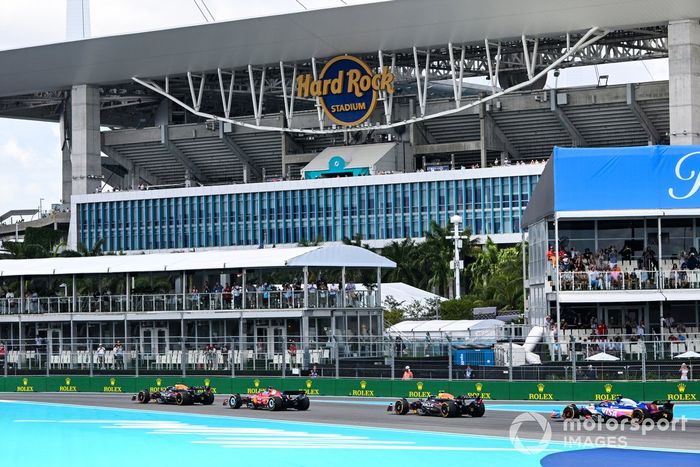 Max Verstappen, Red Bull Racing RB20, lidera a Charles Leclerc, Ferrari SF-24, Sergio Pérez, Red Bull Racing RB20, y Daniel Ricciardo, VCARB 01.