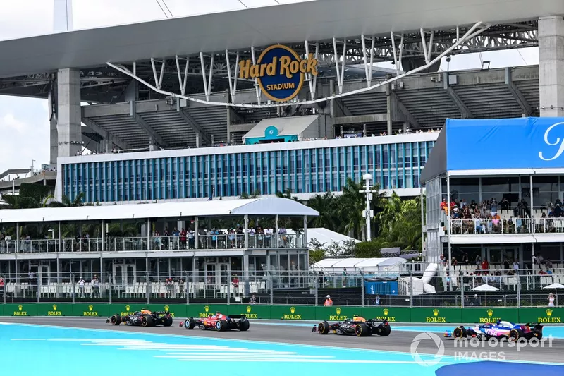 Max Verstappen, Red Bull Racing RB20, devance Charles Leclerc, Ferrari SF-24, Sergio Perez, Red Bull Racing RB20, et Daniel Ricciardo, VCARB 01.