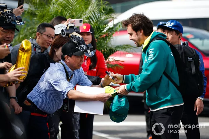 Fernando Alonso, Aston Martin F1 Team, salue les fans à leur arrivée sur le circuit.