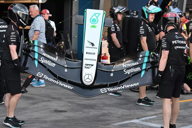 Aile avant Mercedes W15