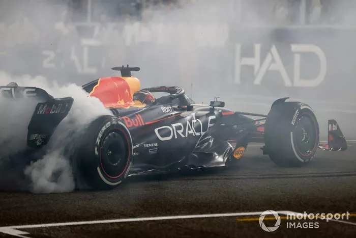 Max Verstappen, Red Bull Racing RB19, 1ª posición, realiza donuts al final de la carrera.