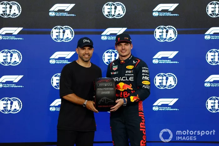 El ex futbolista Sergio Agüero entrega a Max Verstappen, de Red Bull Racing, su premio Pirelli Pole Position