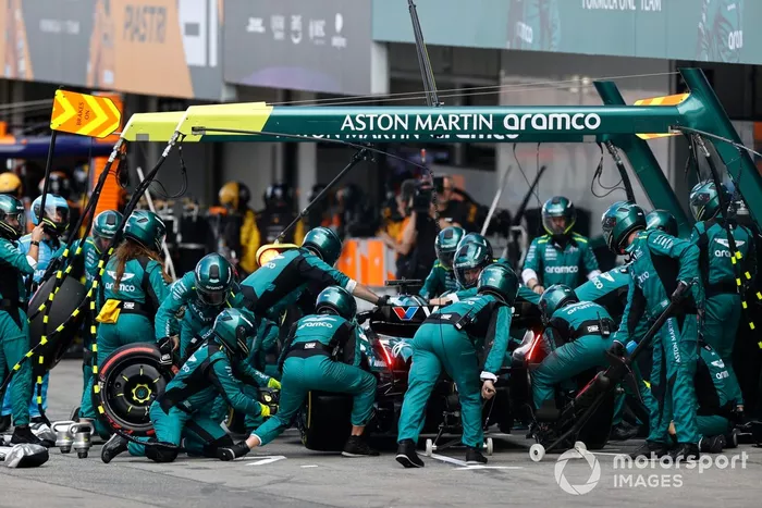 Lance Stroll, Aston Martin AMR24, entre au stand pour un arrêt.