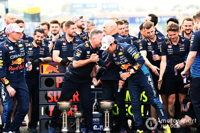 Max Verstappen, Red Bull Racing, 1ère position, Christian Horner, Team Principal, Red Bull Racing, Adrian Newey, Chief Technology Officer, Red Bull Racing, Sergio Perez, Red Bull Racing, 2ème position, et l'équipe Red Bull célèbrent...