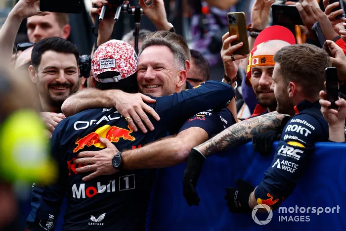 Sergio Perez, Red Bull Racing, 2e position, embrasse Christian Horner, Team Principal, Red Bull Racing, lors de la célébration au Parc Ferme. 