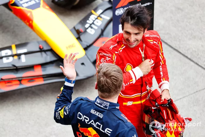 Max Verstappen, Red Bull Racing, 1ère position, et Carlos Sainz, Scuderia Ferrari, 3ème position, débriefing au Parc Ferme. 
