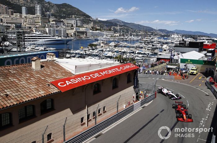 Charles Leclerc, Ferrari SF21, Nikita Mazepin, Haas VF-21