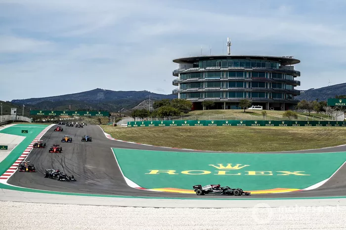 Valtteri Bottas, Mercedes W12, Lewis Hamilton, Mercedes W12, Max Verstappen, Red Bull Racing RB16B, Carlos Sainz Jr., Ferrari SF21, al inicio