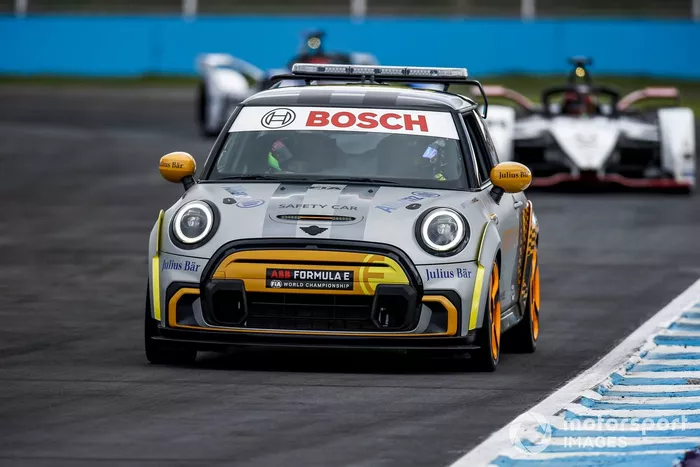 El Safety Car Pascal  lidera a Wehrlein, Porsche, Porsche 99X Electric