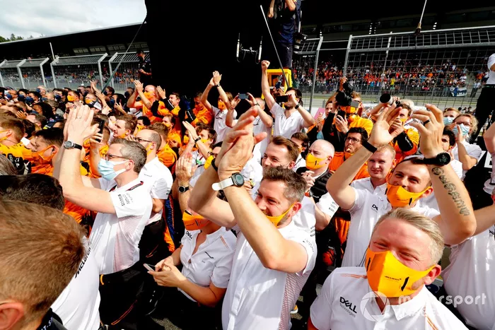 El equipo McLaren celebra el tercer lugar de Lando Norris, en el podio
