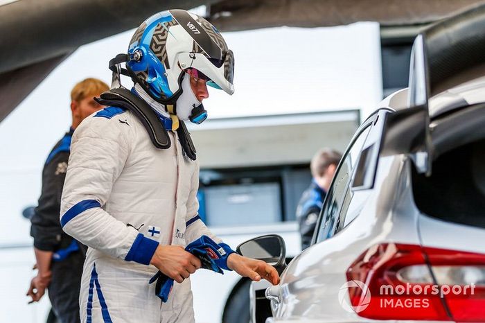 Valtteri Bottas prova la Ford Fiesta WRC del team M-Sport