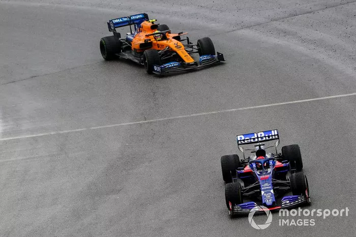 Daniil Kvyat, Red Bull STR14, lidera Lando Norris, McLaren MCL34