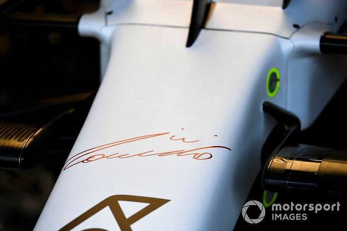 Una firma en la nariz del Mercedes AMG F1 W10