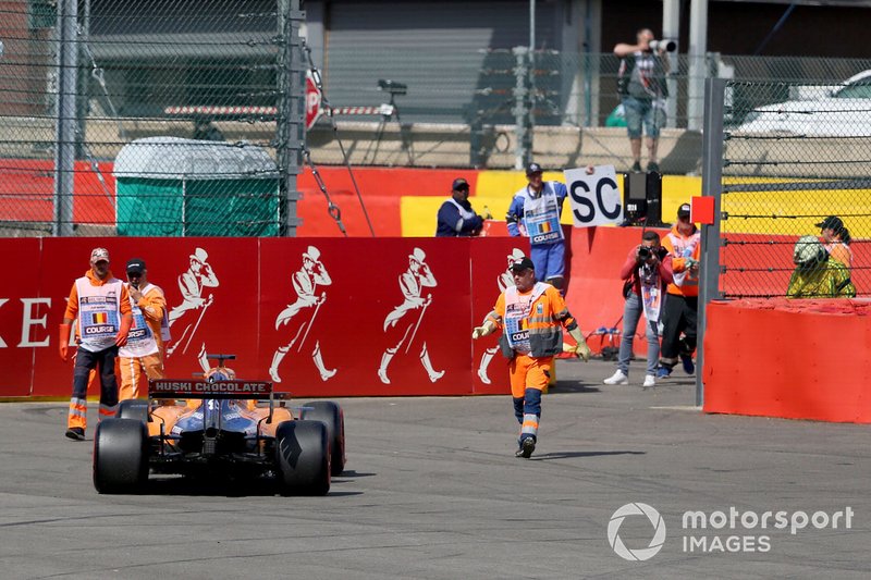 Marshals recover the car of Carlos Sainz Jr., McLaren MCL34