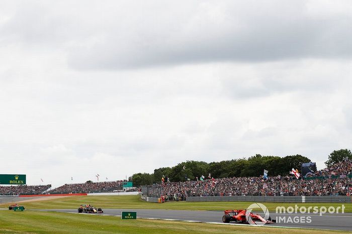 Charles Leclerc, Ferrari SF90, lidera a Max Verstappen, Red Bull Racing RB15