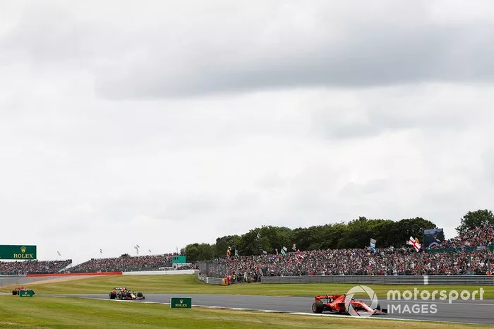 Charles Leclerc, Ferrari SF90, lidera a Max Verstappen, Red Bull Racing RB15