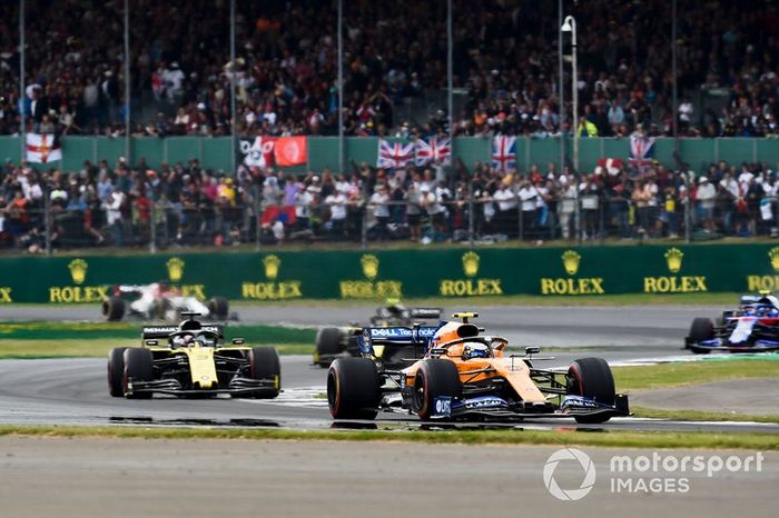 Lando Norris, McLaren MCL34, Daniel Ricciardo, Renault F1 Team R.S.19