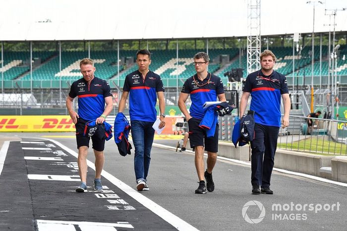 Alexander Albon, Toro Rosso camina por la pista 