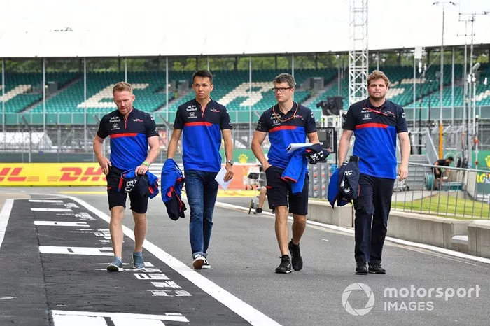 Alexander Albon, Toro Rosso camina por la pista 