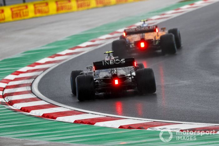 Lando Norris, McLaren MCL35, Valtteri Bottas, Mercedes F1 W11