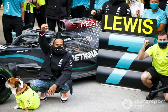 Lewis Hamilton, Mercedes-AMG F1 y el equipo de Mercedes celebran después de haber conseguido el séptimo título del campeonato mundial de pilotos