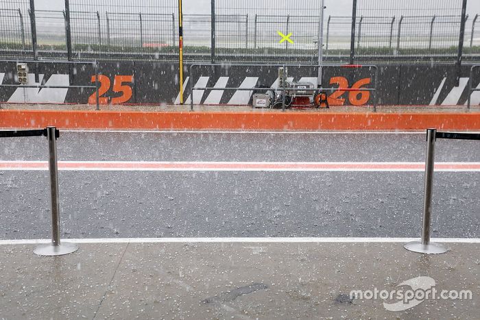 Lluvia sobre el pitlane