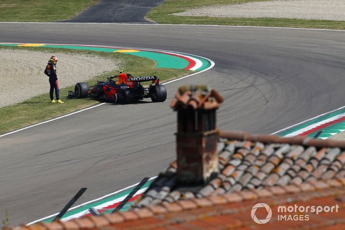 Sergio Pérez, Red Bull Racing RB16B con el coche accidentado