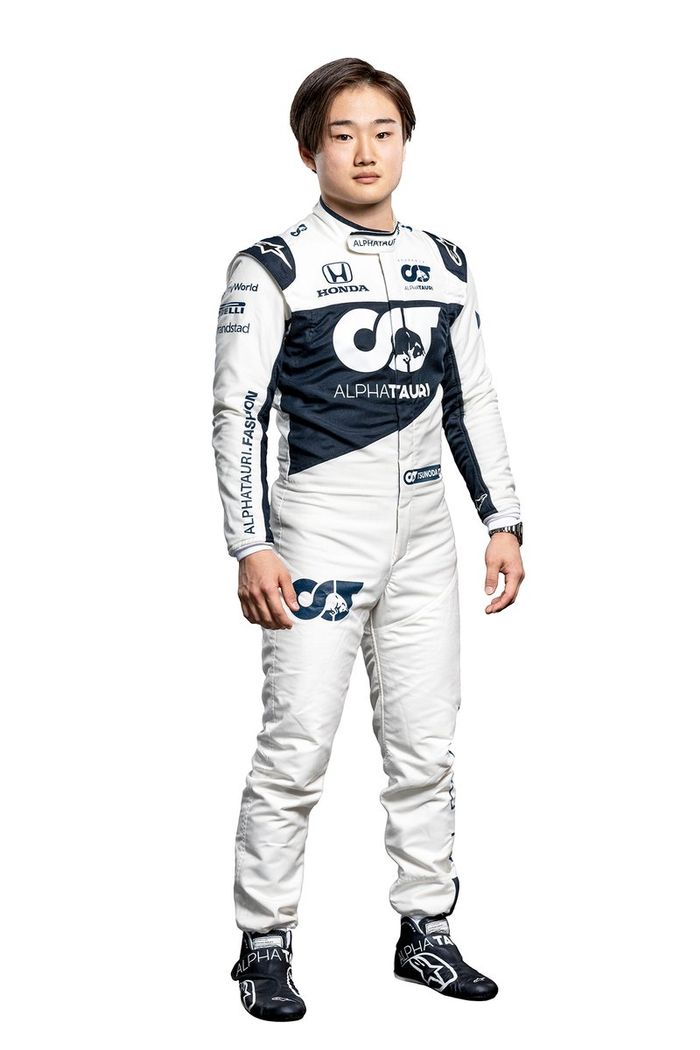 アルファタウリAT02 2021 角田裕毅 2021年仕様のスーツを着用した角田裕毅（アルファタウリ・ホンダ