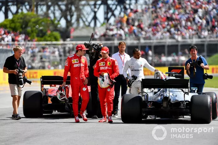 Charles Leclerc, Ferrari, y el ganador de la pole Sebastian Vettel, Ferrari