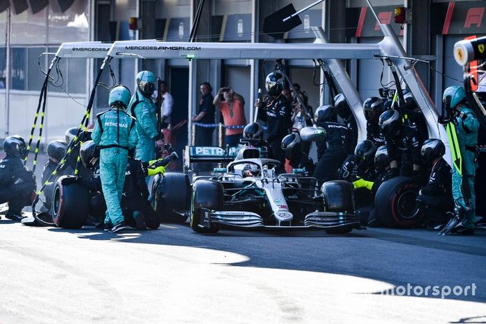 Lewis Hamilton, Mercedes AMG F1 W10 pit stop