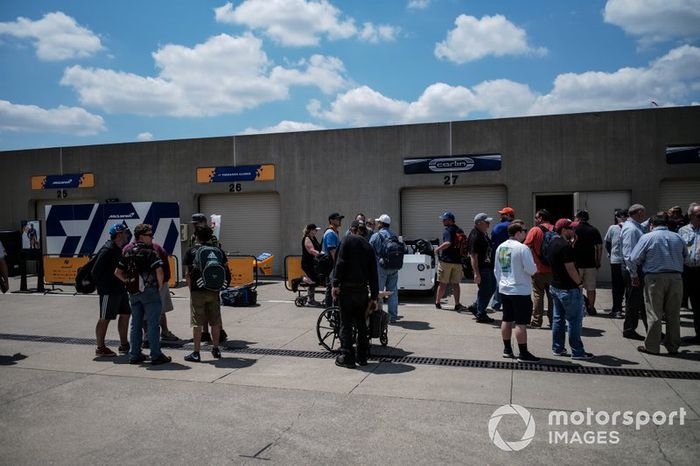 Fernando Alonso, McLaren Racing Chevrolet, garages, fans