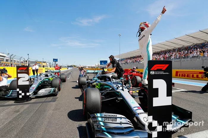 Lewis Hamilton, Mercedes AMG F1 W10 tras lograr la pole