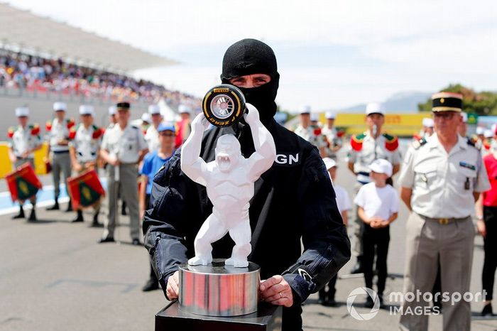 Trofeo en manos de la GIGN