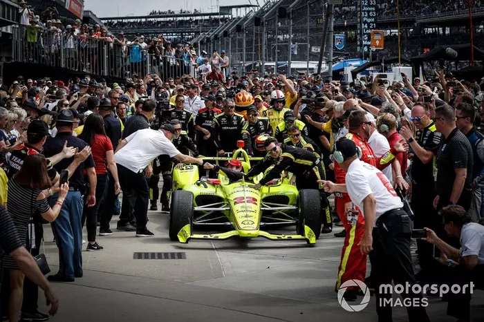 Simon Pagenaud, Team Penske Chevrolet, en el Victory Lane