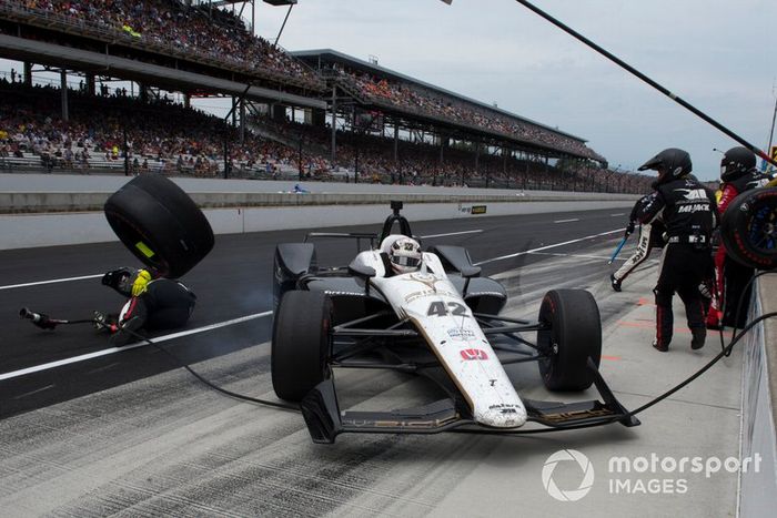 Jordan King, Rahal Letterman Lanigan Racing Honda, se desliza en el box, golpea un neumático y lesiona a un miembro del equipo