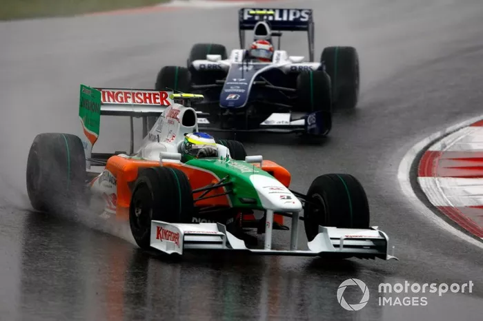 Giancarlo Fisichella, Force India VJM02, devance Kazuki Nakajima, Williams FW31